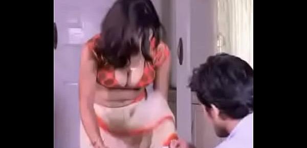  Sonam bhabhi in saree dropping boobs show to devar